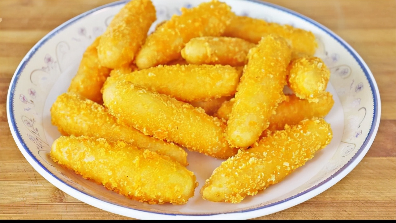 红薯别再煮着吃了，教你新做法，香甜酥脆又解馋，出锅全家抢着吃