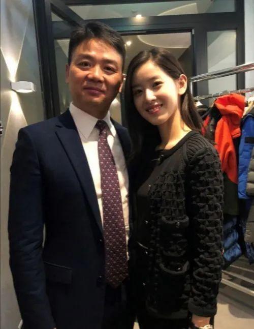 京东掌门人刘强东的初恋女友和现任妻子究竟是不是同一人?