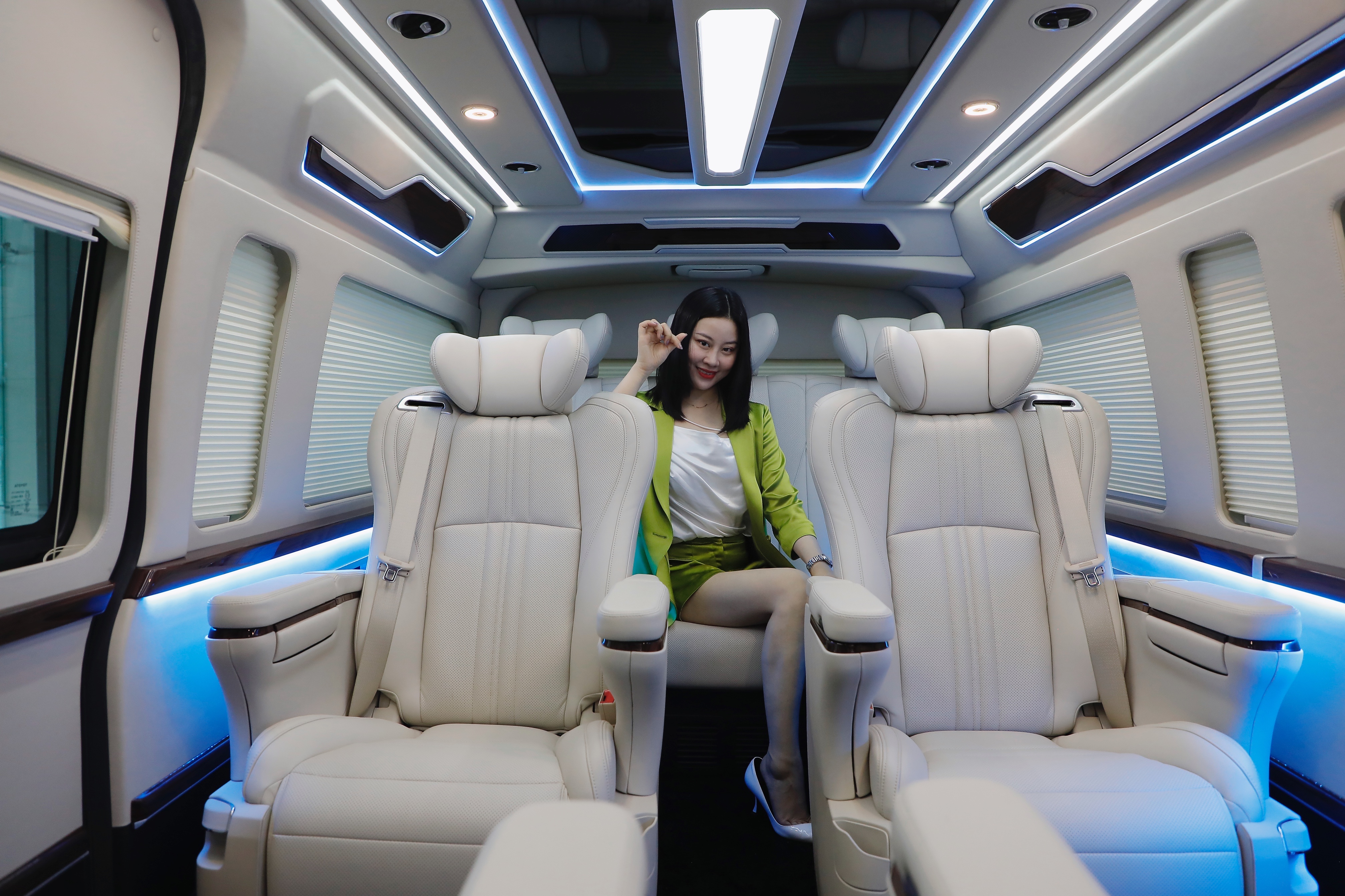 实拍5.9米长的丰田保姆车！配4个埃尔法航空座椅，MPV头号霸主？