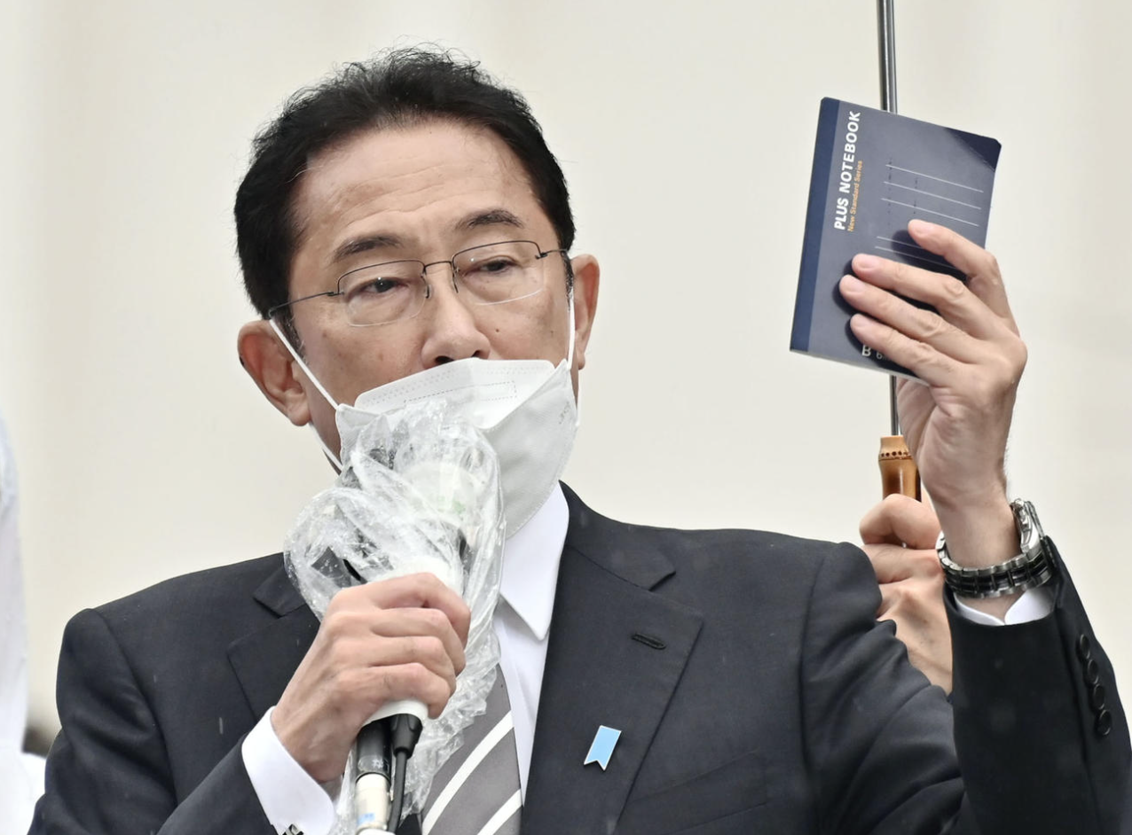 上任一个月就连任成功！日本首相岸田文雄却笑不起来：包机竞选难打动人心，号称“对华一步都不退让”