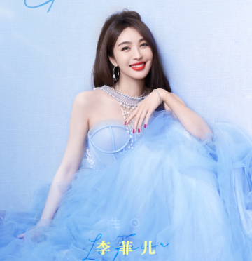 李菲儿牵着男主持人手下楼梯，不慎摔倒在地，被男生搂入怀安慰