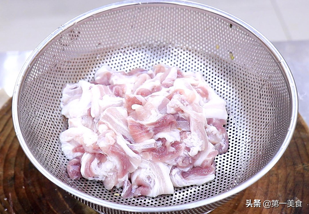 孜然肉片怎么做好吃还嫩（孜然猪肉片的东北做法窍门）