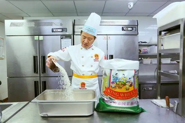 中式快餐直营门店全国第一,大米先生如何实现现炒优势?
