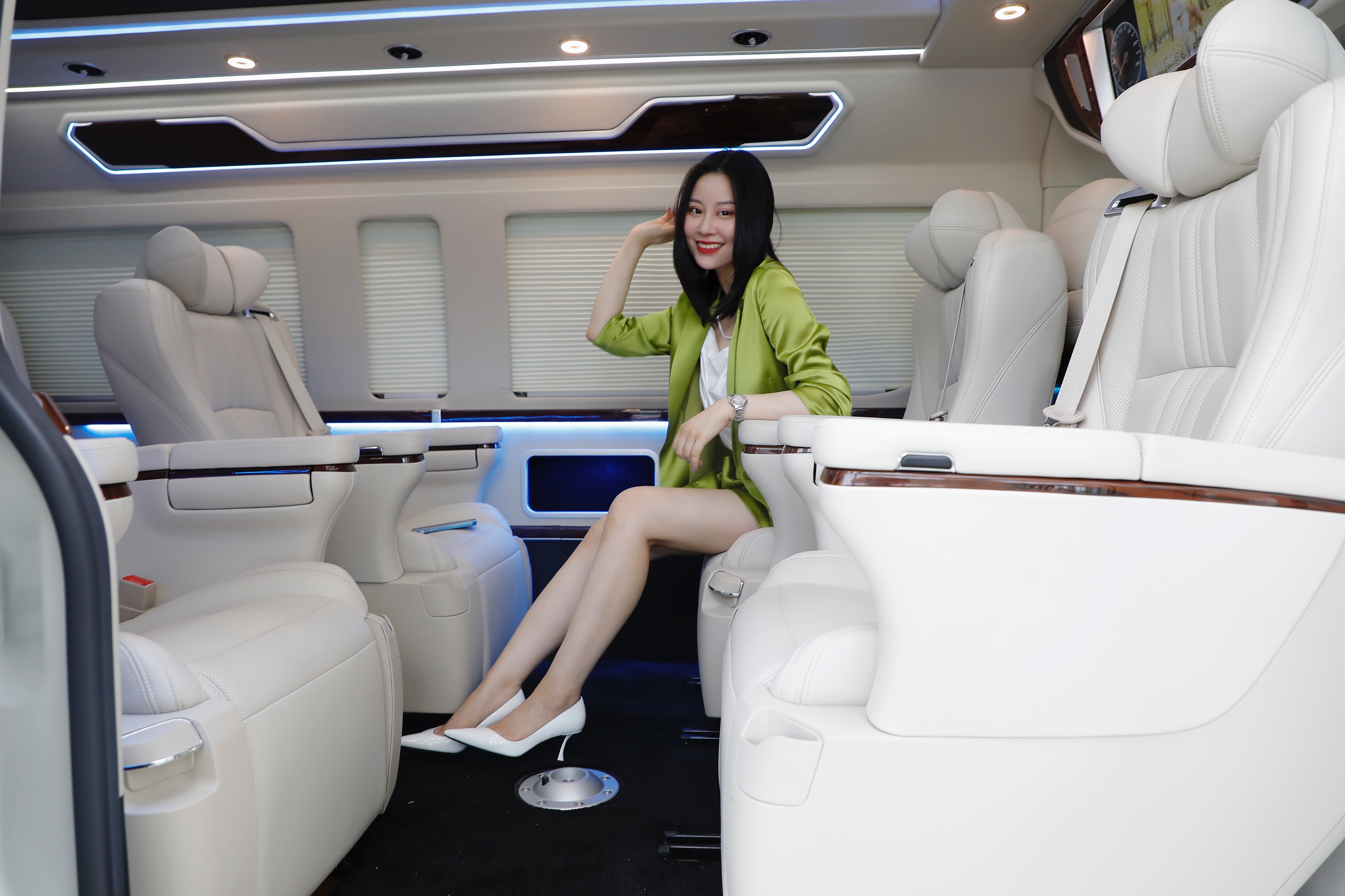 实拍5.9米长的丰田保姆车！配4个埃尔法航空座椅，MPV头号霸主？