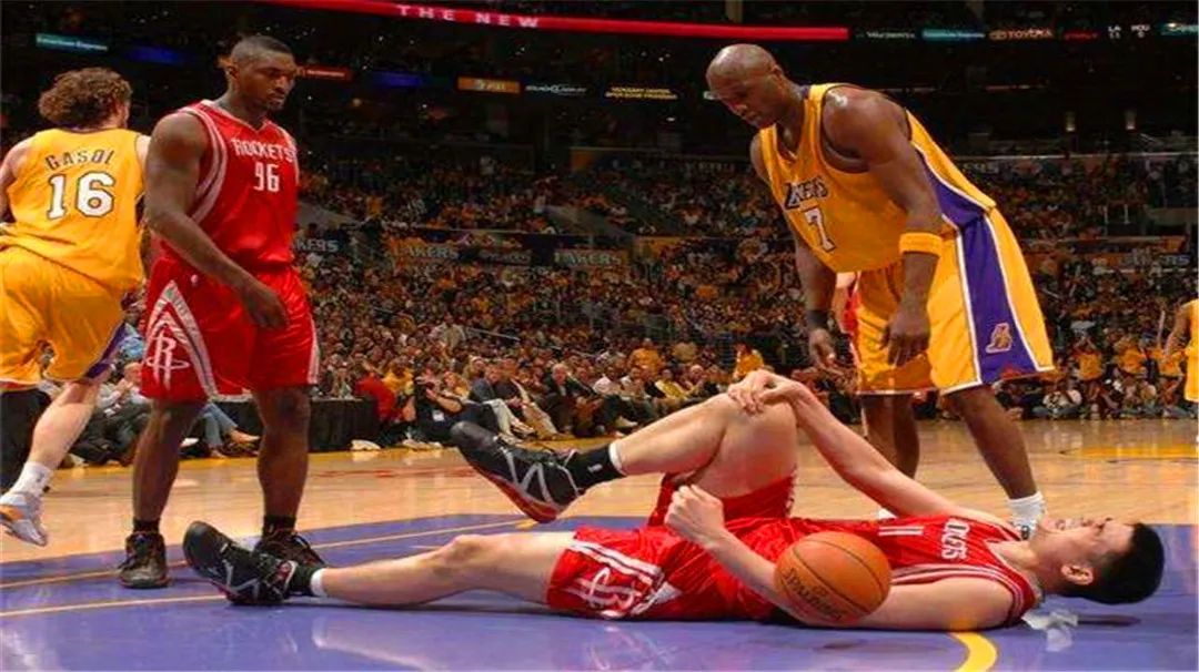 姚明为什么提前退役？麦迪说出了答案：因为一人毁了他的职业生涯