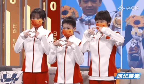 全红婵又长高了！与何教练同框，1年从下巴蹿到脸颊，还在发育