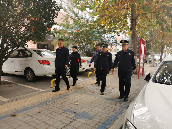 漯河： 115棵石楠 “搬家”添新“风景”