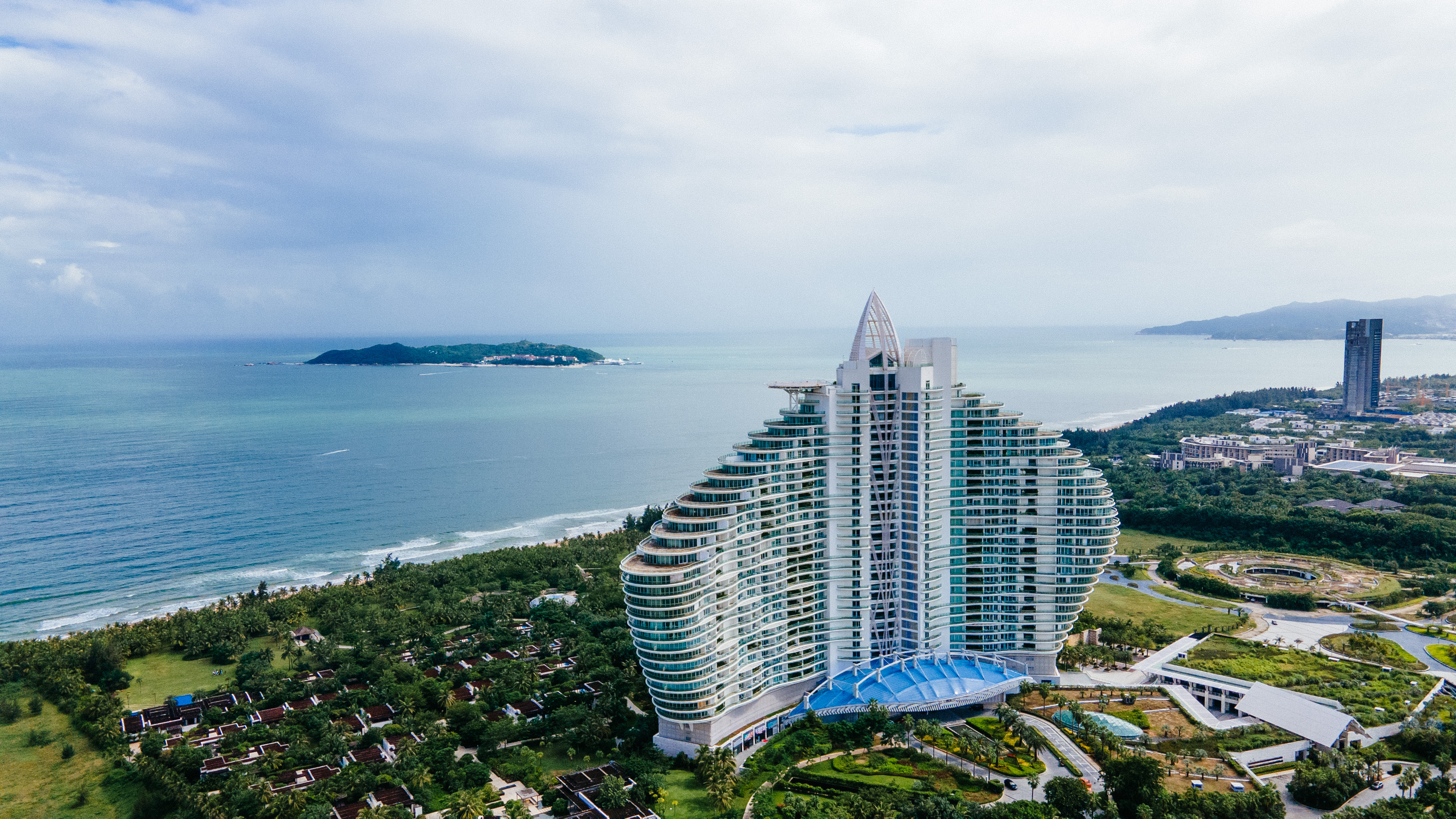 旋的海棠湾,建筑外型与迪拜帆船酒店一脉相承,被视为三亚新晋打卡之地