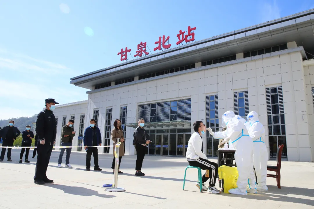 甘泉公安：抗疫一线党旗红 勇担使命践初心