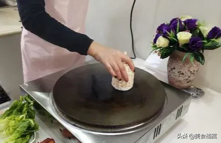 山东煎饼卷大葱的正宗家常做法，传统手工制作这些工具你认识吗？