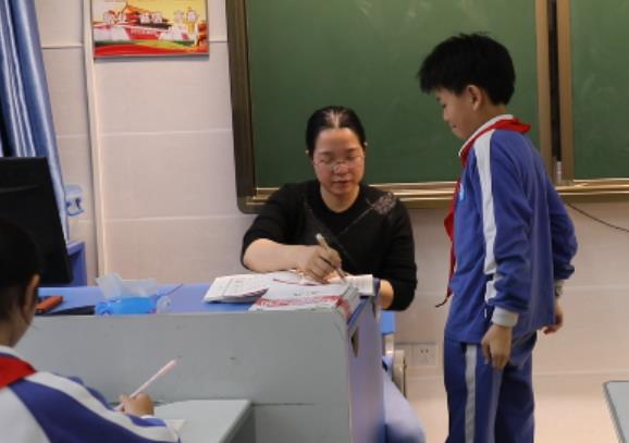 老师批改作业，因评语遭家长投诉，相关部门已对老师作出处罚