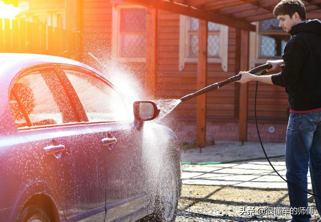 自己用桶提水洗車可以不？完全可以，但是有三個注意事項
