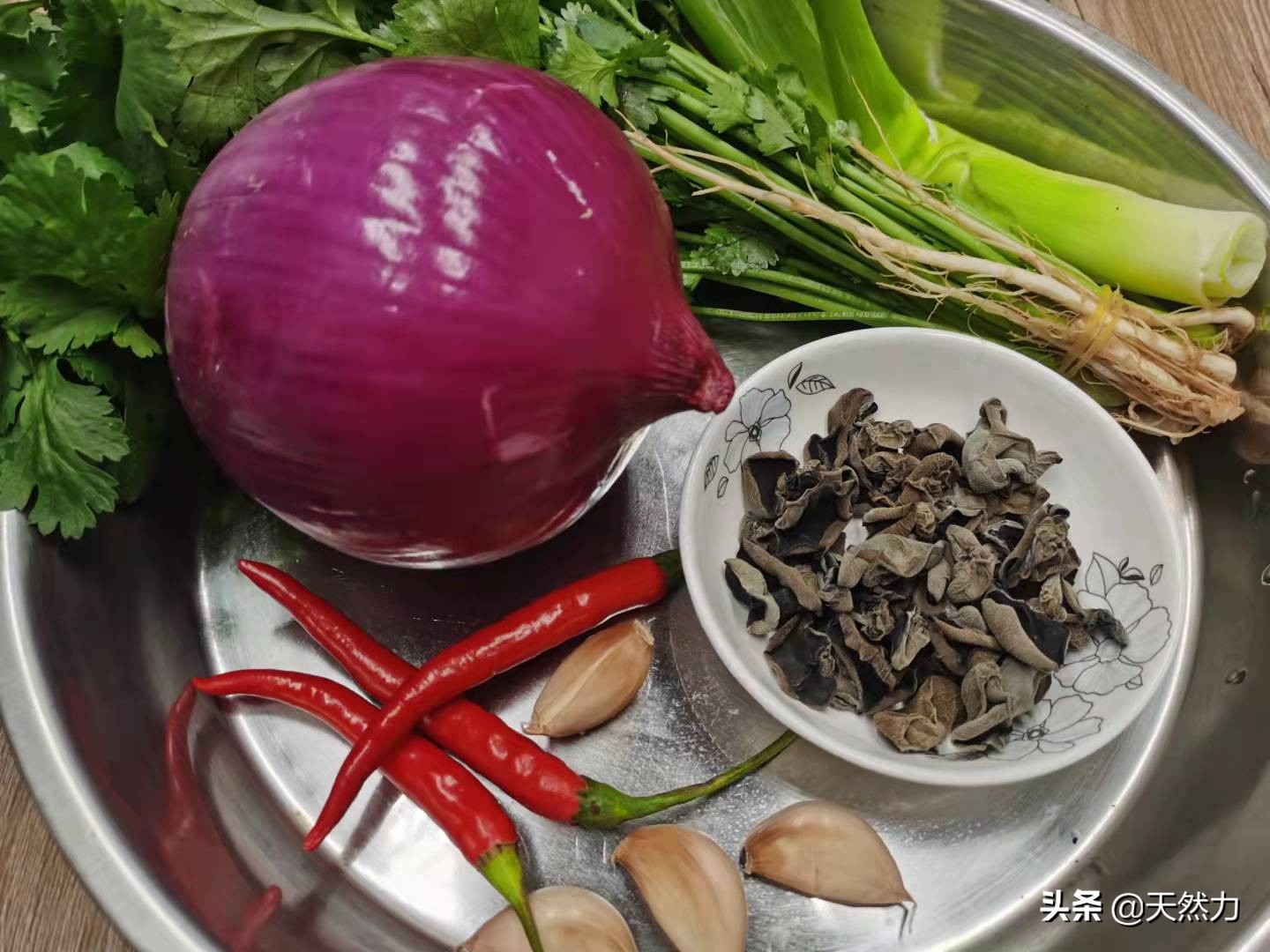 饭店的洋葱拌木耳是怎么做出来的，告诉你步骤和技巧，收藏好哦