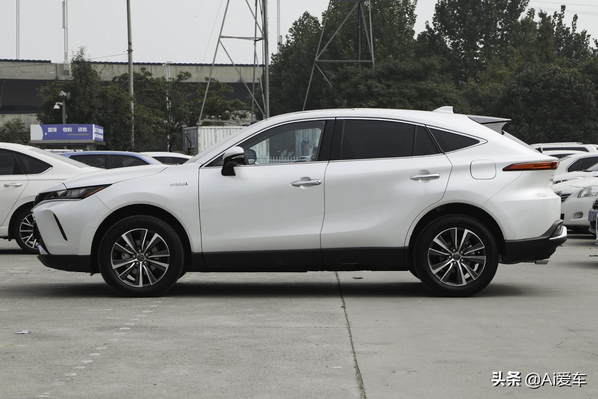 4.5L油耗，丰田新款家用SUV，外观新潮内饰高档，实拍凌放HARRIER