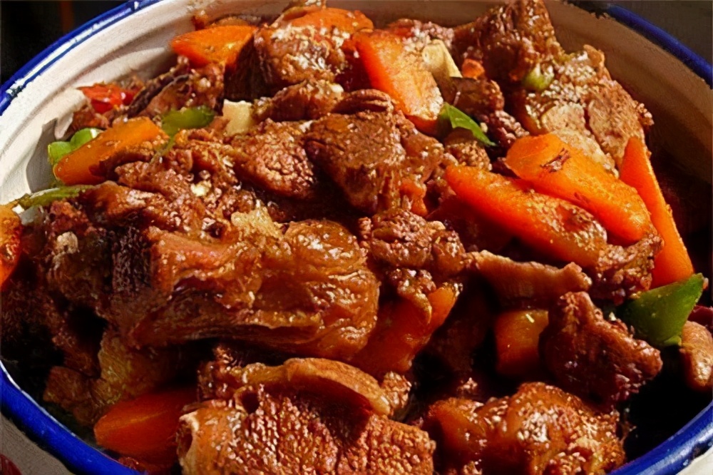 天冷多吃羊肉，教你红烧羊肉的正宗做法，羊肉软烂入味不膻还不腥