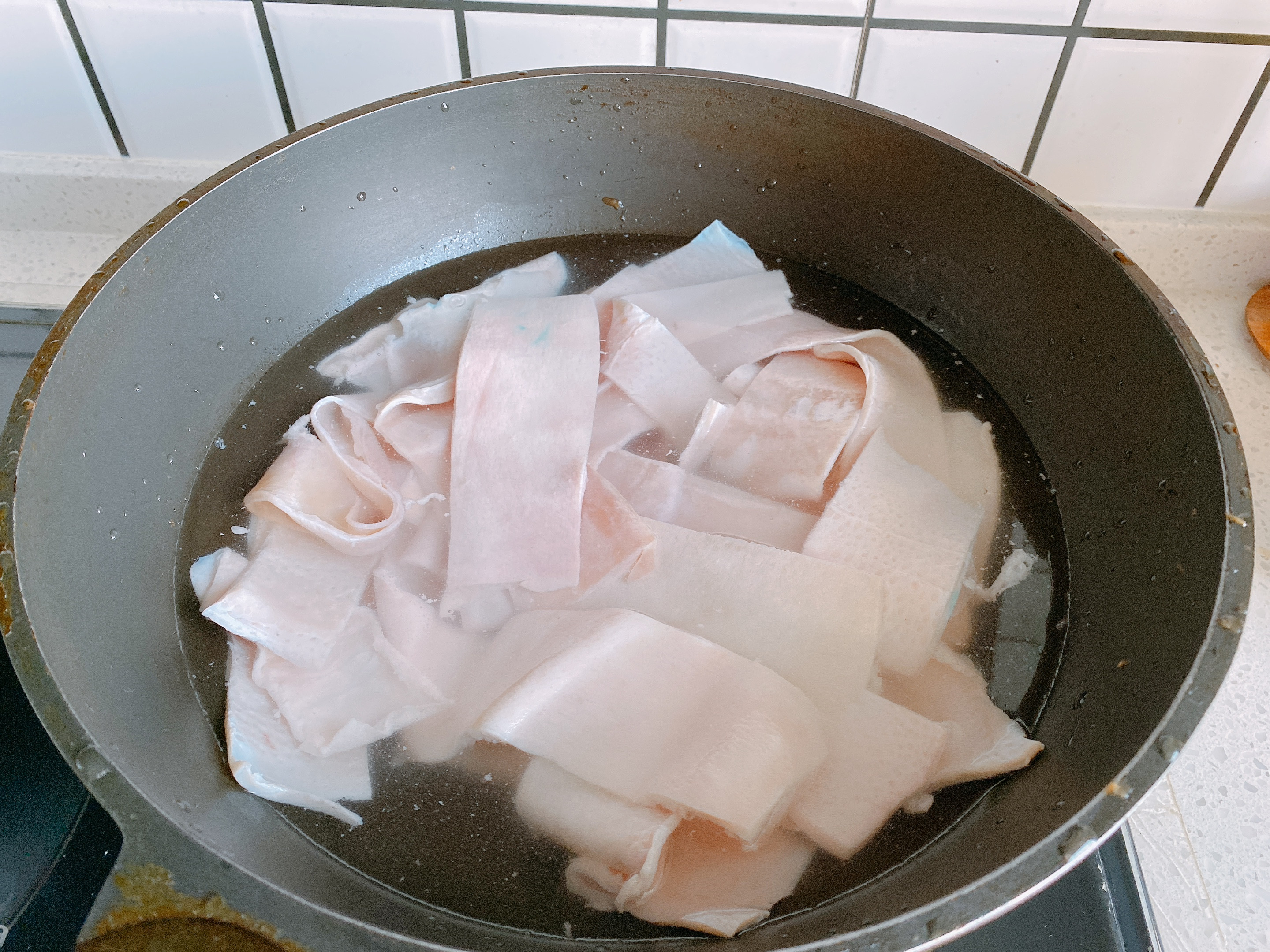 猪皮不要熬猪皮冻了，老妈几十年的做法，色泽金黄起大泡，不肥腻