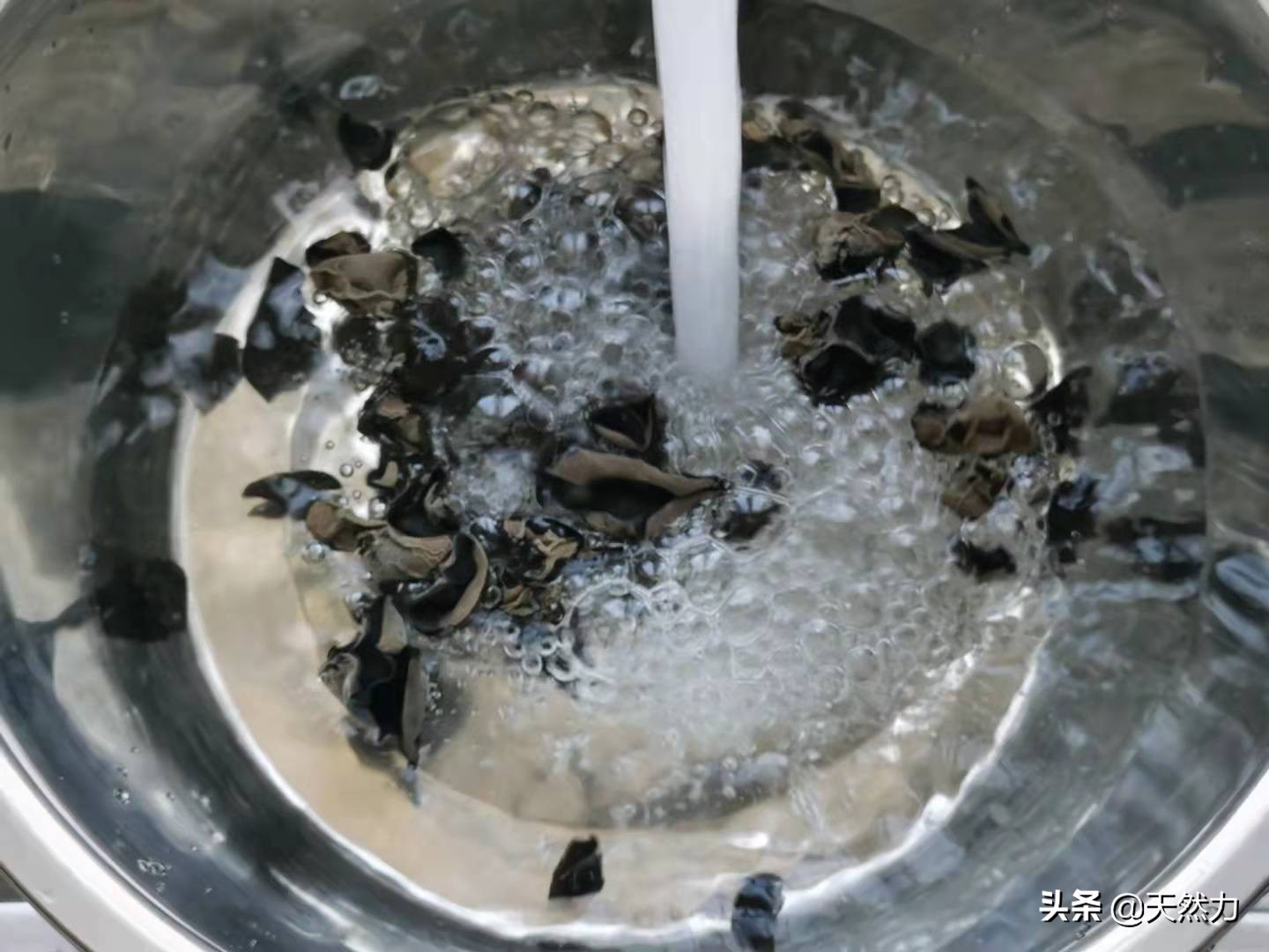 饭店的洋葱拌木耳是怎么做出来的，告诉你步骤和技巧，收藏好哦