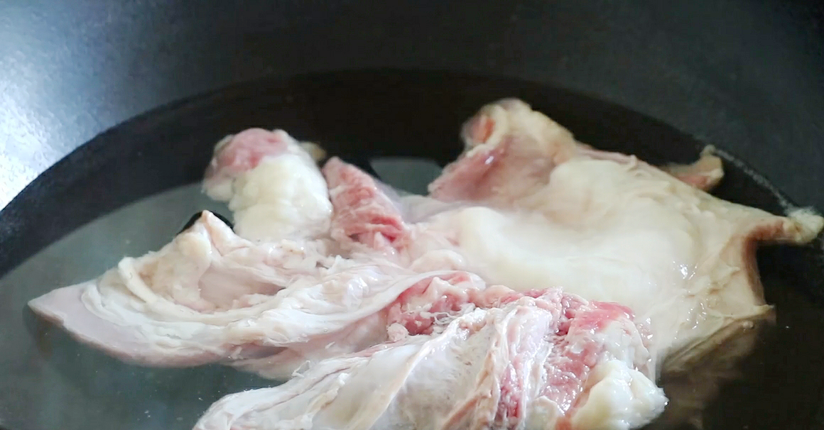 天冷多吃羊肉，教你红烧羊肉的正宗做法，羊肉软烂入味不膻还不腥