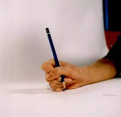 如何让孩子写出一手漂亮的字？正确的握笔姿势写字是关键