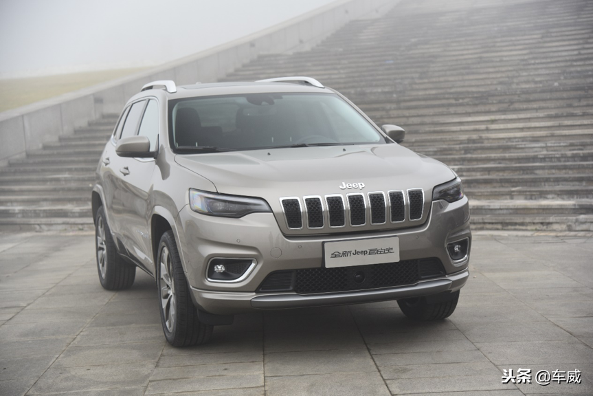 试驾新款Jeep自由光，彻底回归家庭定位，动力表现超出预期