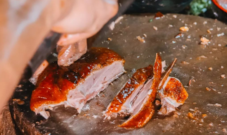 活鸭价格50元一只，烤鸭却只卖18元，加工后还便宜了？内幕已揭晓