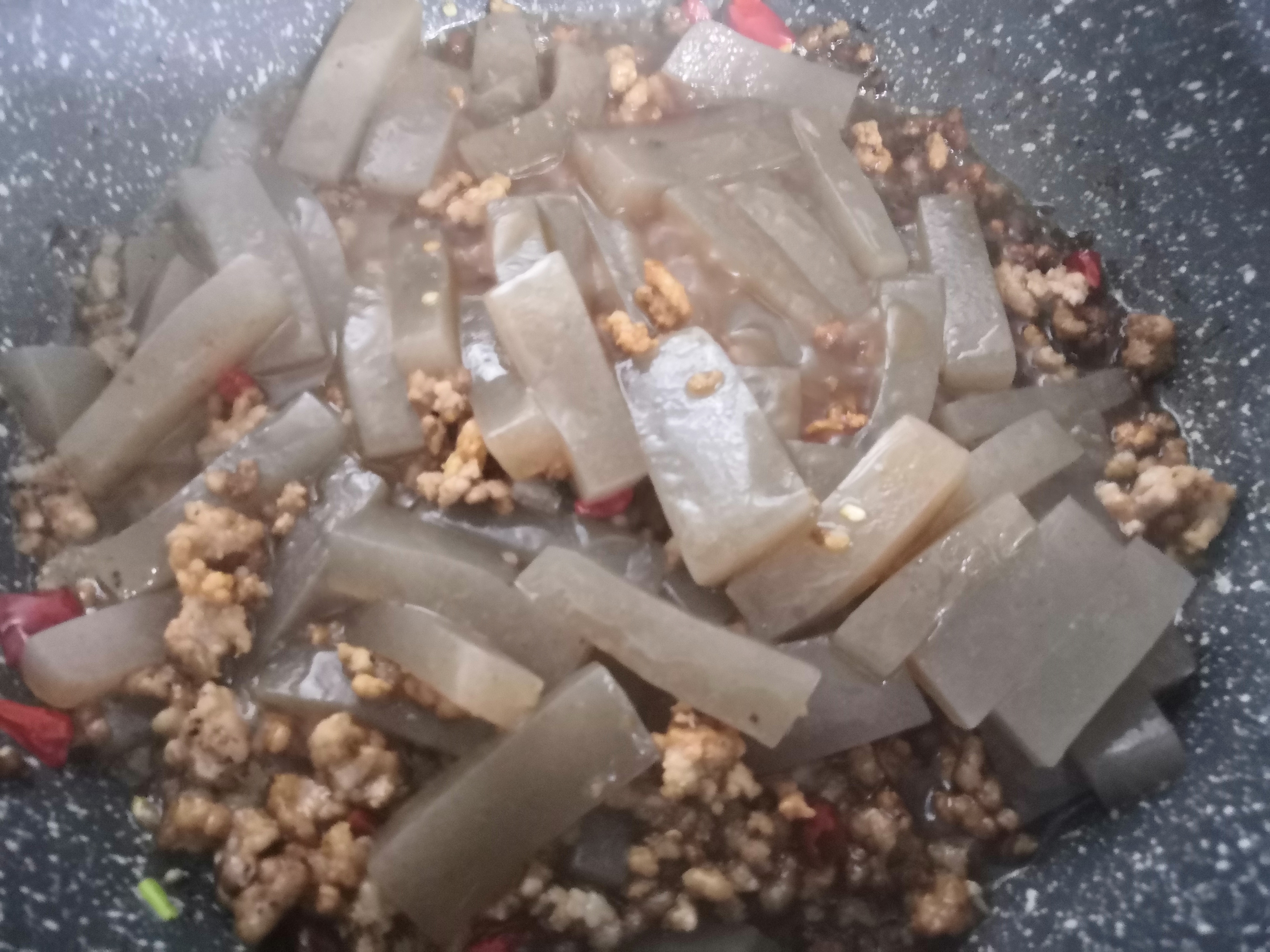 魔芋豆腐不要再烧鸭子了，这样炒，一顿能吃两碗饭：太香了