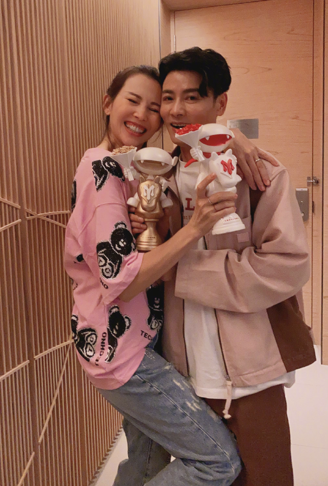 蔡少芬晒照庆祝张晋成团，与老公接吻被公主抱，老夫老妻依然甜