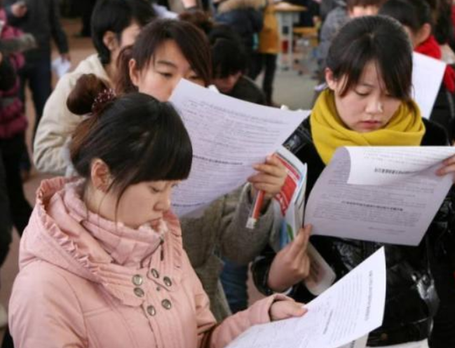 中小学英语踢出主科行列呼声变高，是否真的实现？官方回应来了
