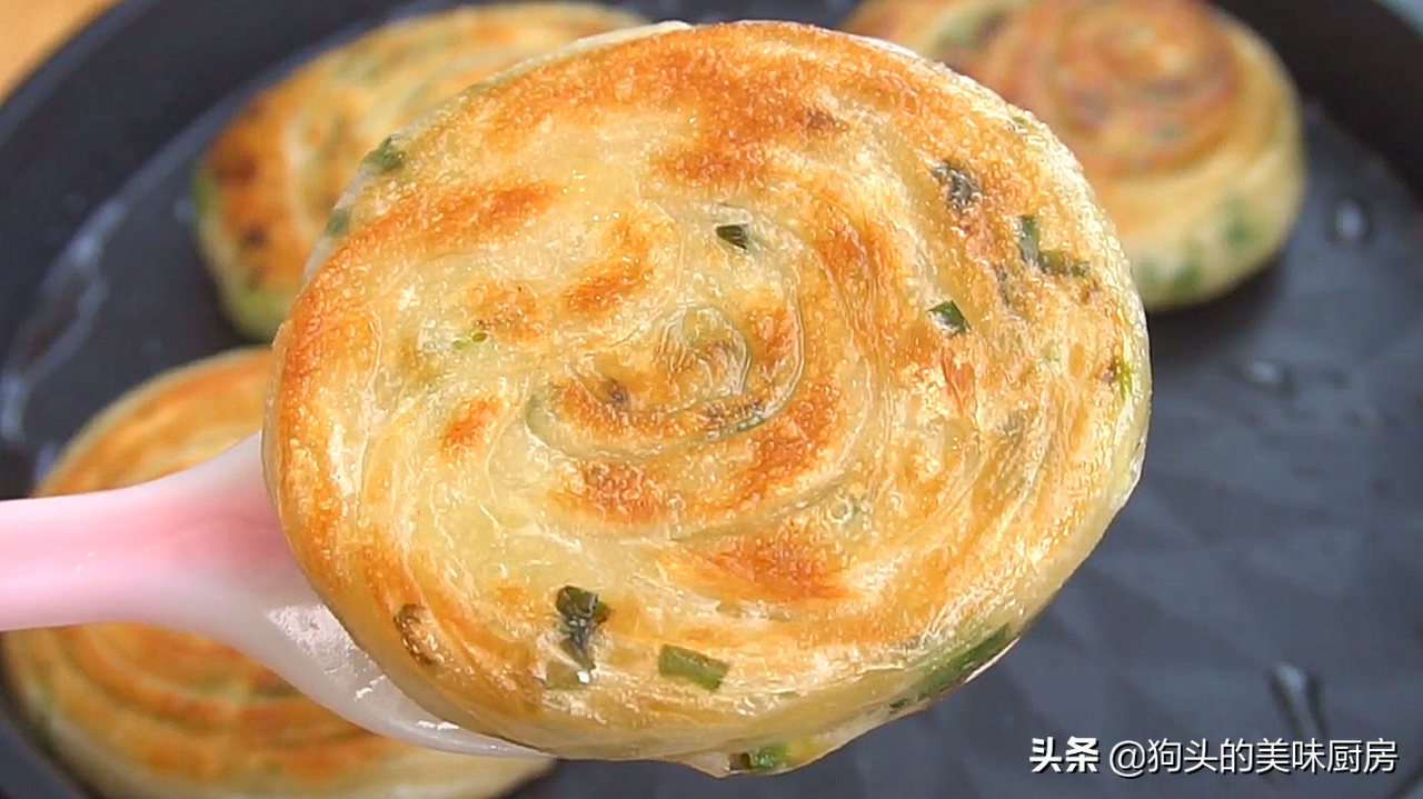 酥掉渣的葱油饼，原来是卷出来的，外酥里软，凉了也不发硬，真香