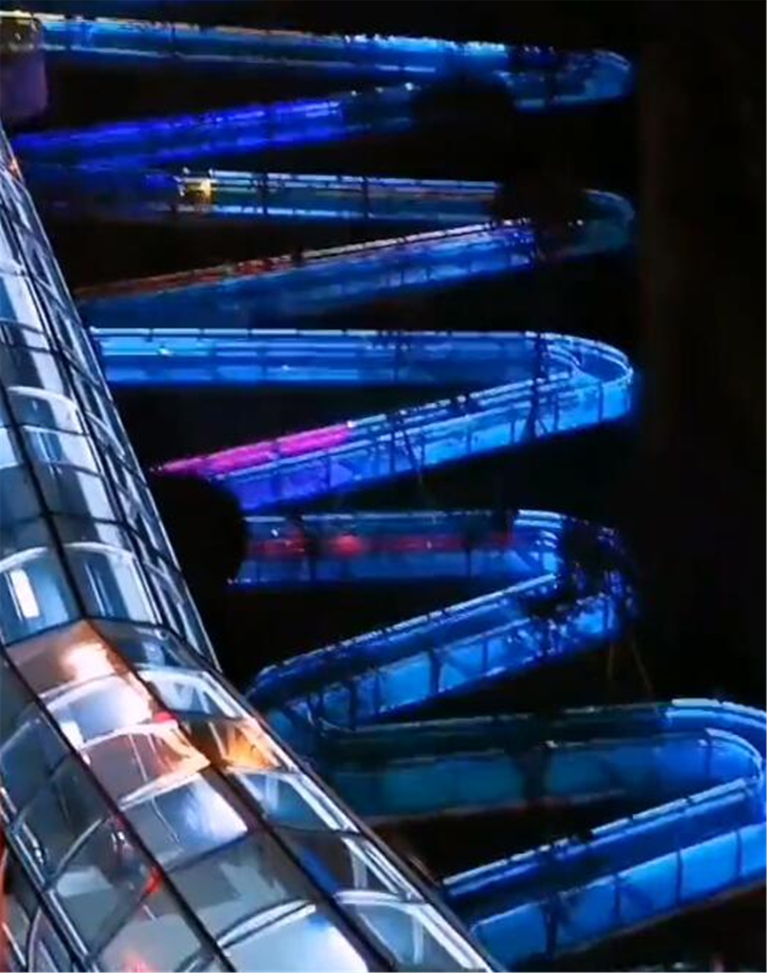 重庆又火了！300米观景步道却有19道拐，网友：不愧是山城