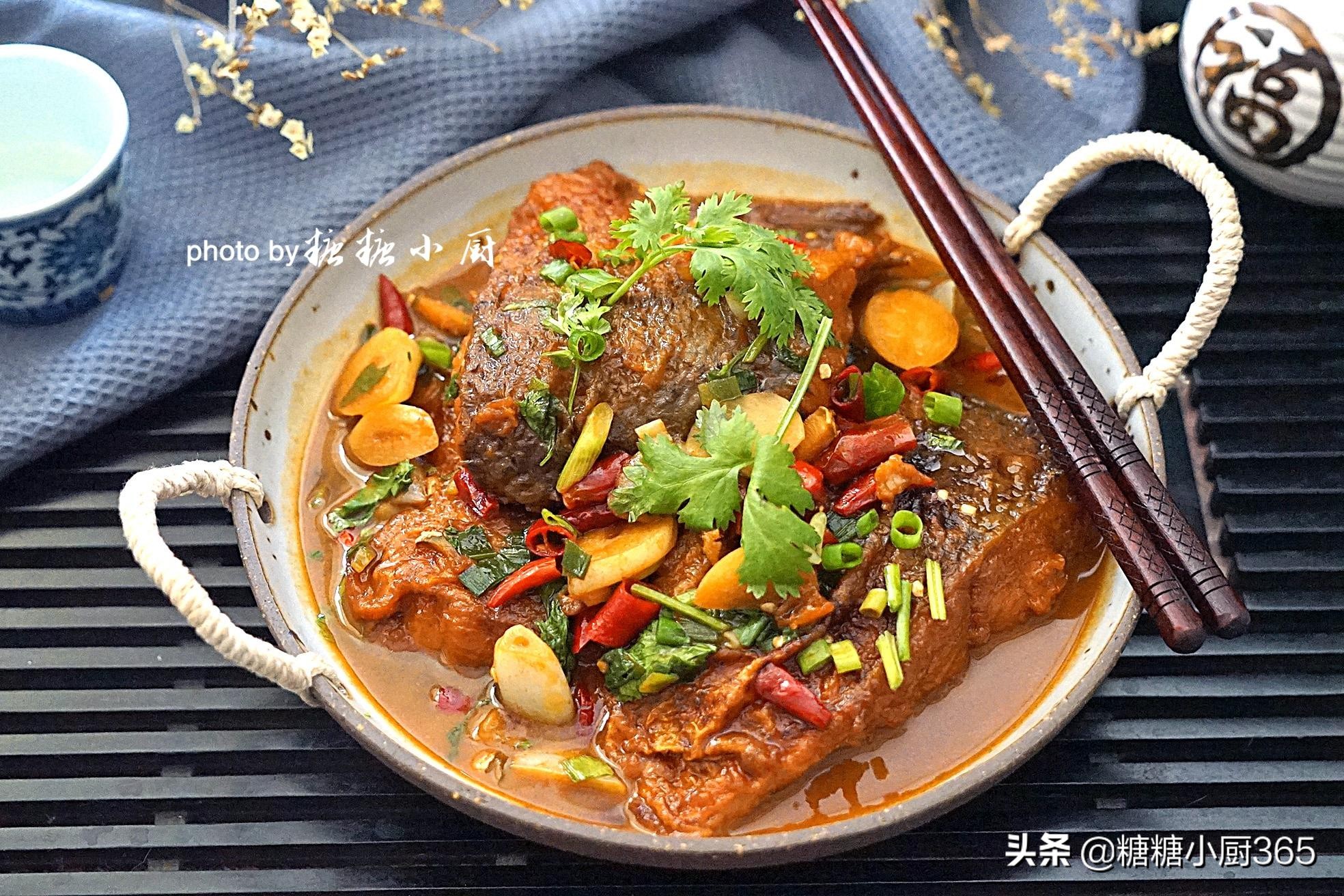 这鱼我从不直接烧，先腌一腌再红烧，比鲜鱼还要下饭，食欲全开