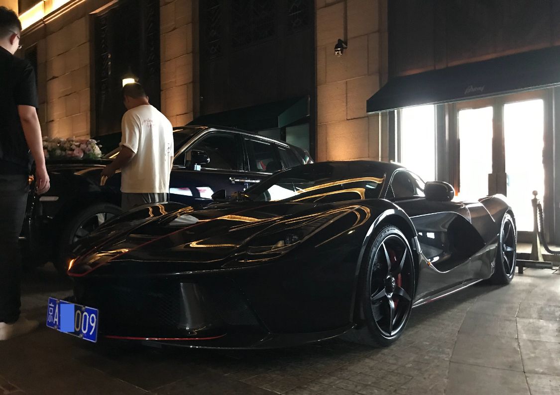 上海半岛酒店门口，三台婚车引关注，总价超6000万，国内罕见