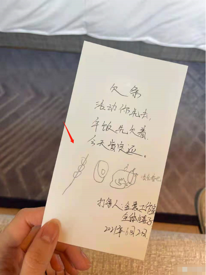 知名女星金晨大胆晒扮丑照，两个鼻孔插生辣椒，皮肤光滑白嫩反光