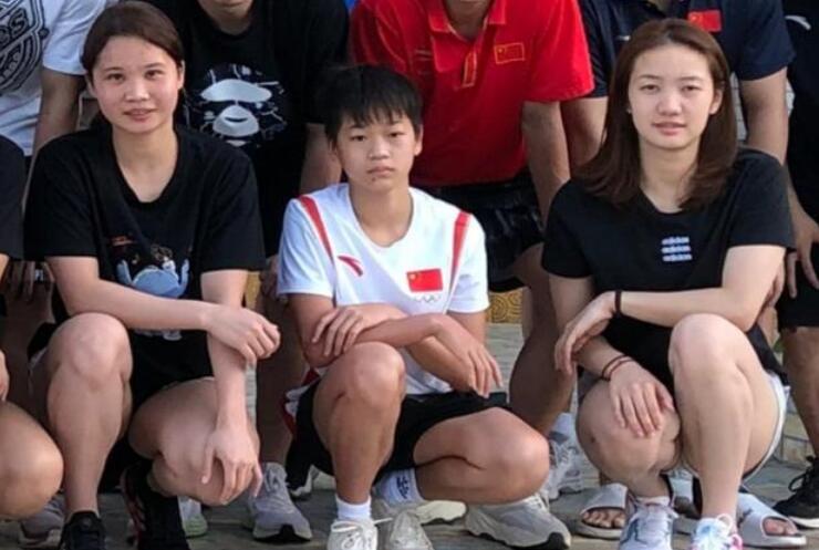 全红婵最新户外训练曝光！出早操还有点懵，何威仪一细节体现苦心