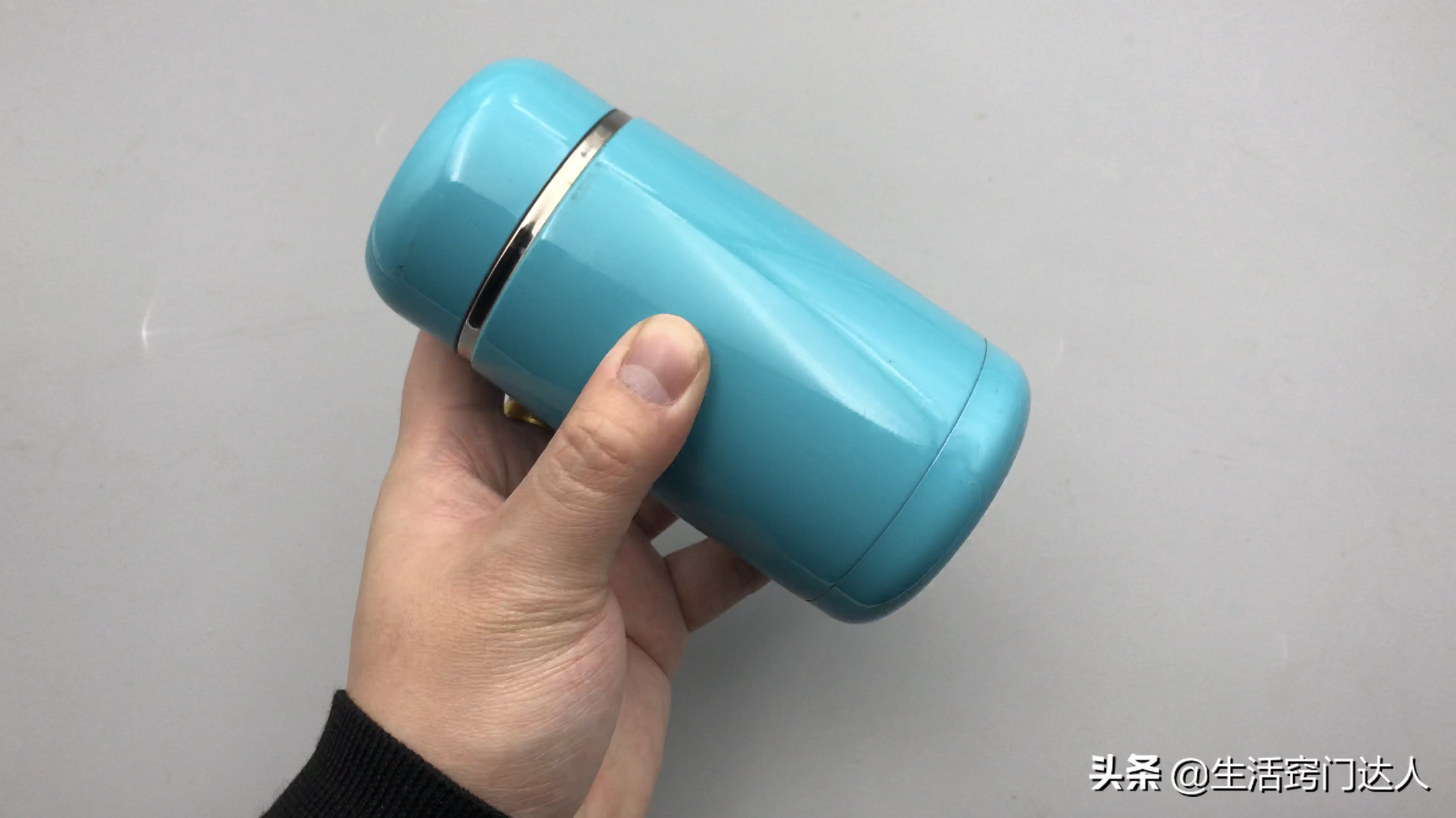 保温杯脏了别只会水冲，教你一招，污垢哗哗往下掉，方法简单实用