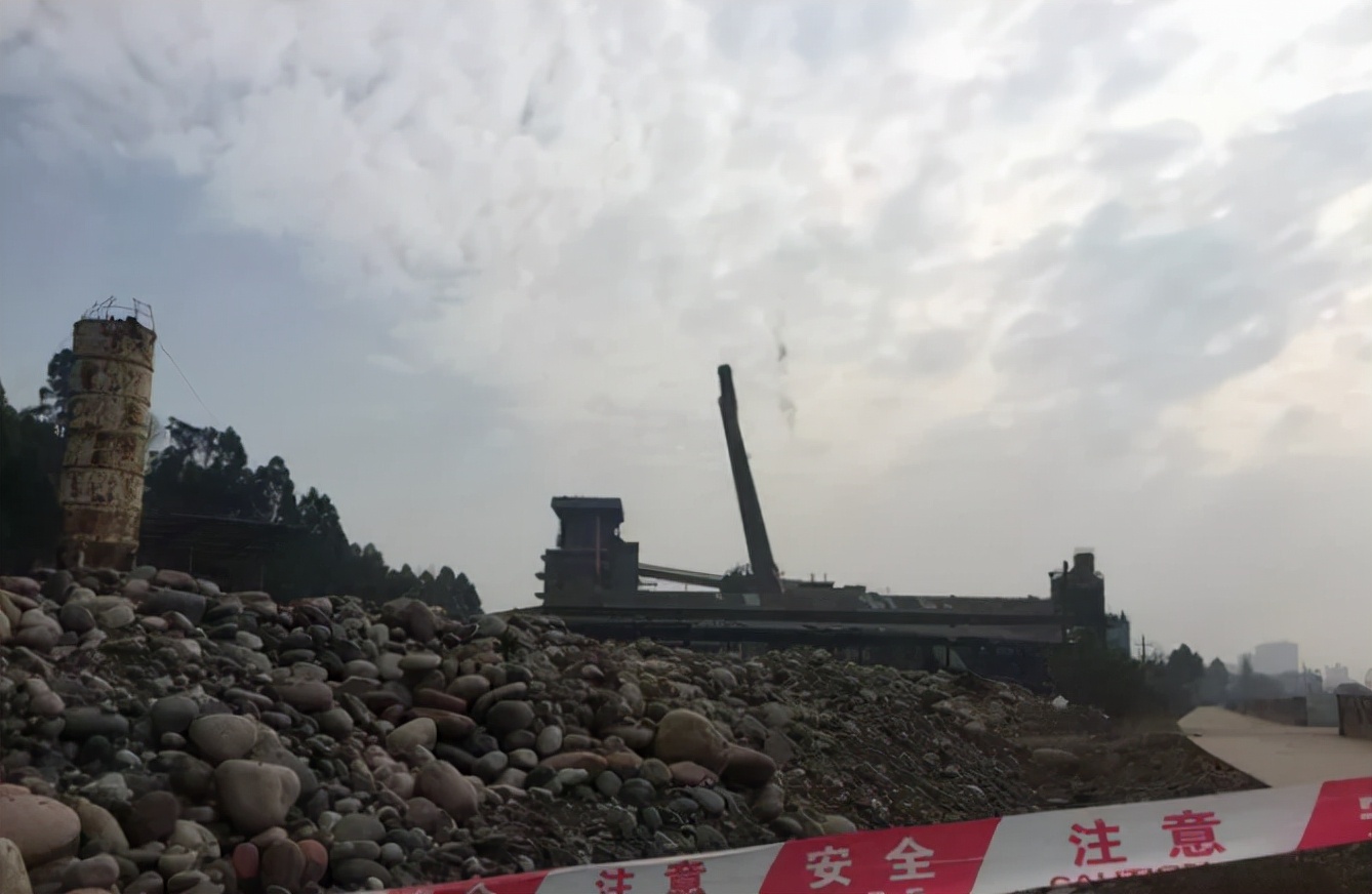 砰的一声巨响，眉山这座53米的烟囱垮了下来，到底是怎么回事呢？
