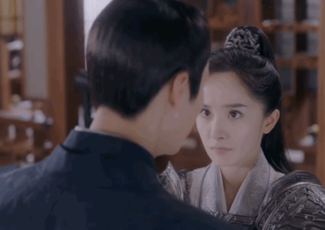 杨幂陈伟霆拍双人大片，方诸海市戏外比心，直播互动花式撒糖