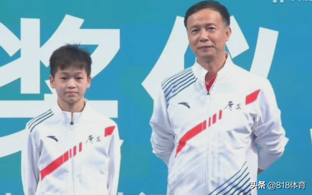 暖哭!何教练全运带全红婵逛民俗村,拜托大家:别拍照让她安静玩会