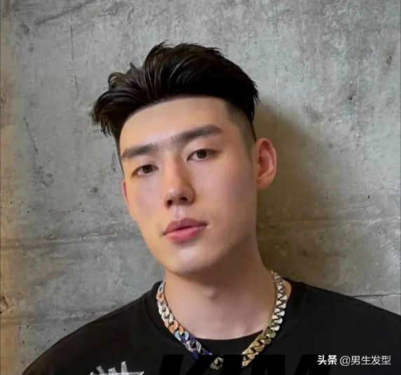 高质量男生必剪的三款发型,潮流干净,帅气不油腻