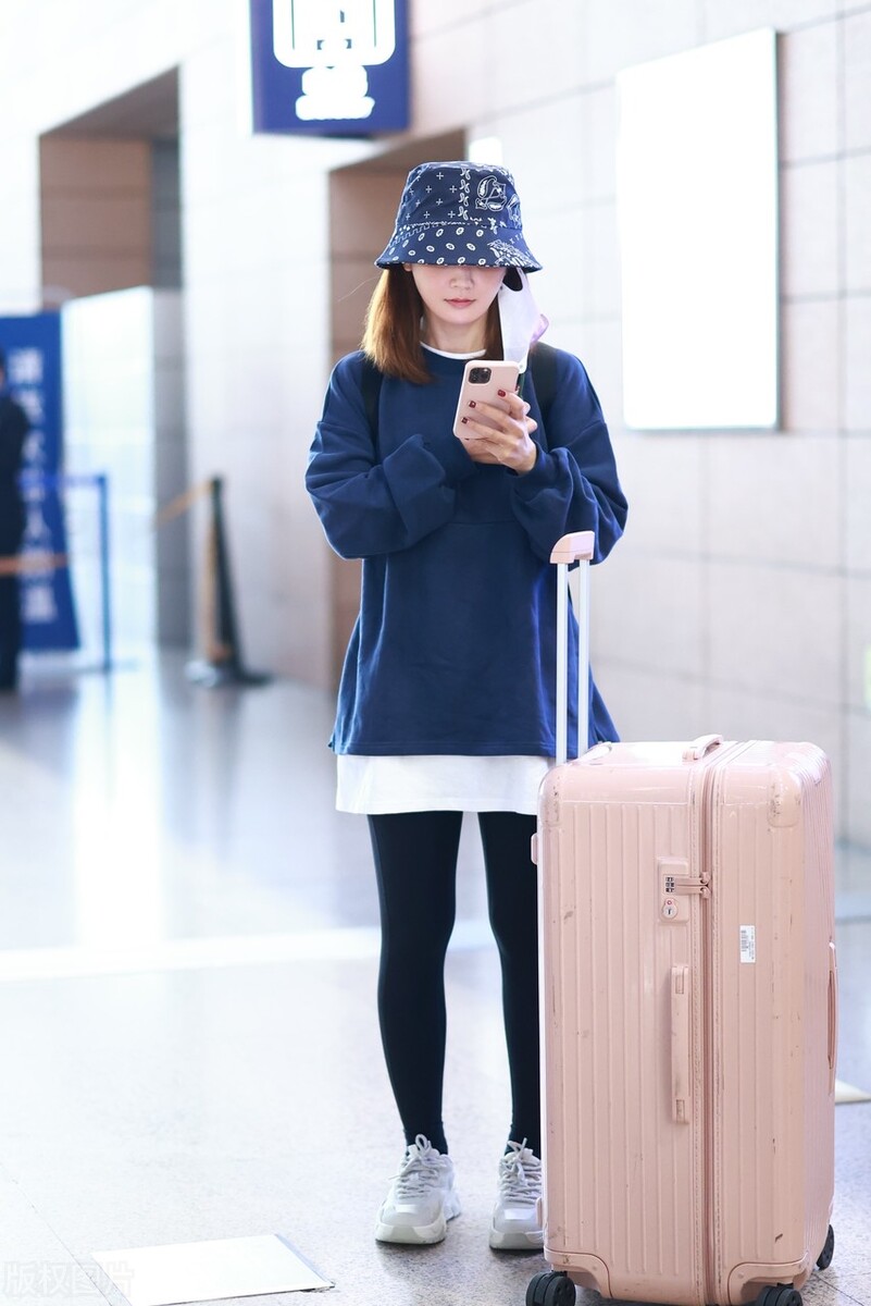 蔡卓妍穿藏蓝色圆领卫衣搭配黑色紧身裤，戴粉色口罩少女心十足