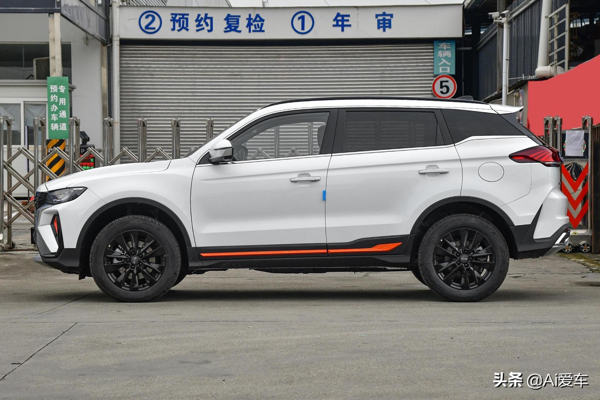 便宜大空间，高配置家用自动挡SUV，动力强还省油，实拍吉利博越