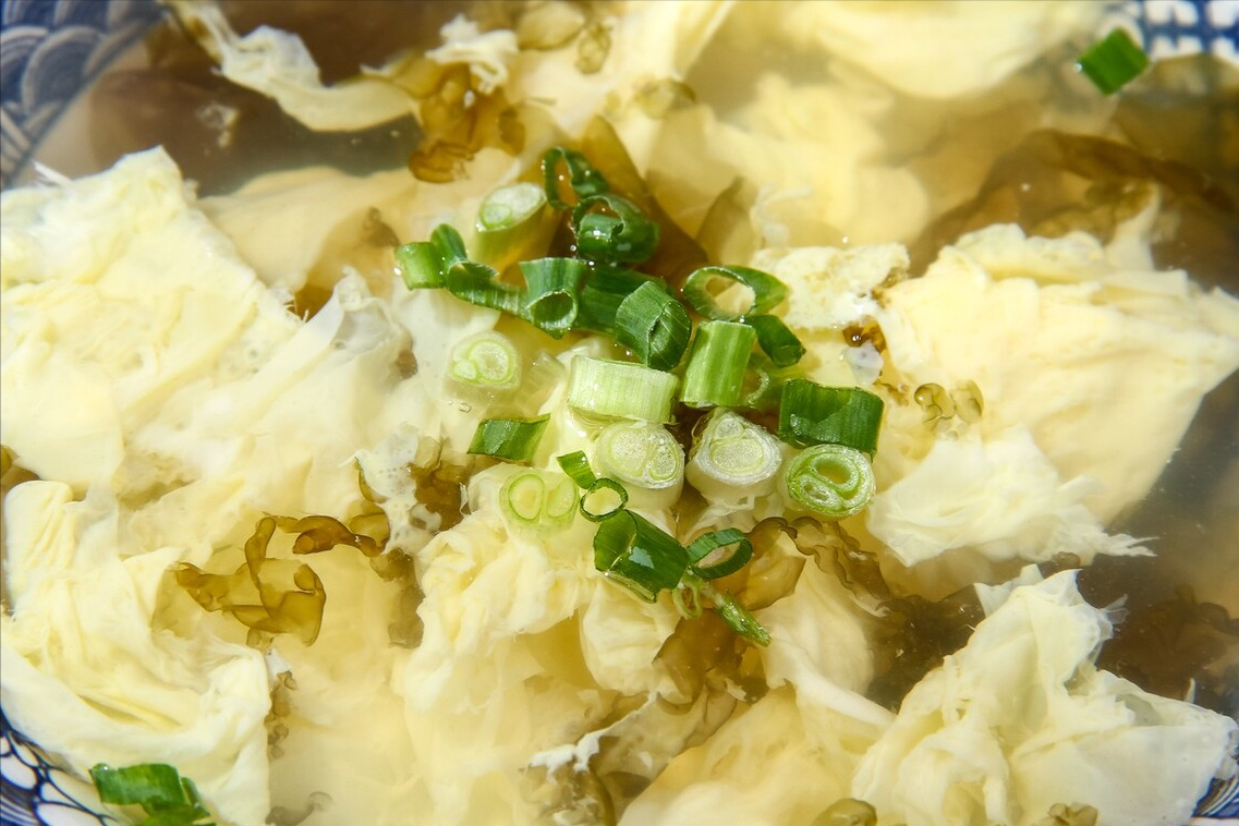 做紫菜蛋花汤，紫菜用不着下锅，教你地道做法，紫菜汤又鲜又香