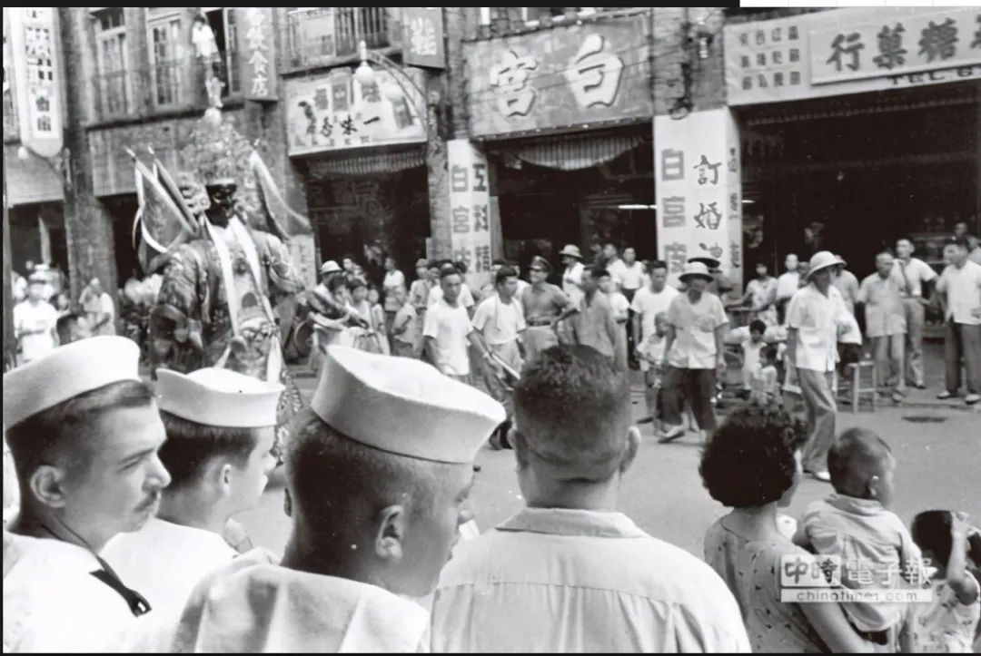 好奇地看着迎妈祖队伍的美国士兵1952年2月1日,联合国大会对"控苏案"