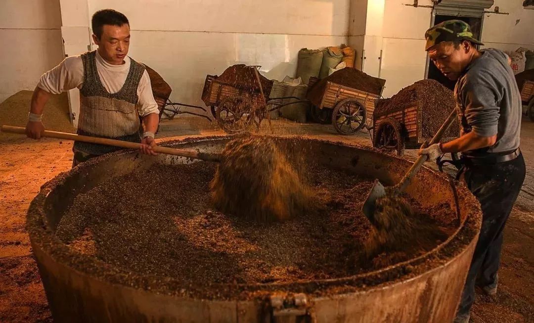 主要分为三种,第一种是固态法白酒,这种方法是最传统的酿酒方式,就是