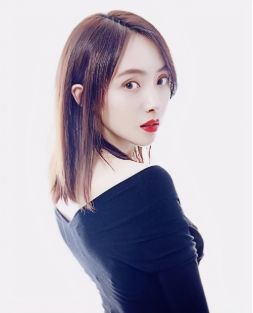 而是在主持界中发展,而他的妻子刘晓洁是个青春可爱的才女