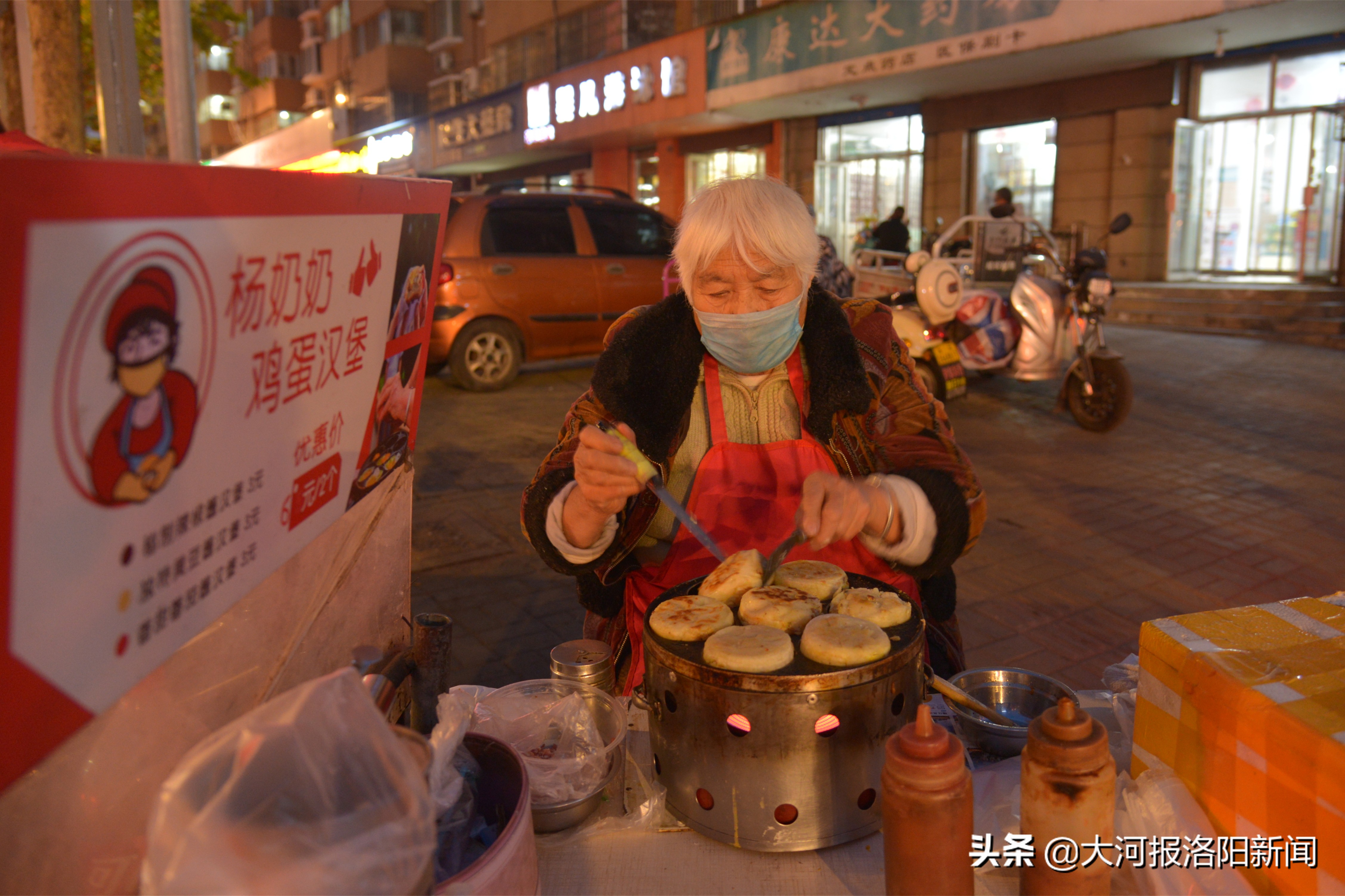 洛阳78岁老人街头摆摊创业：自己挣钱，比跟别人张嘴要强