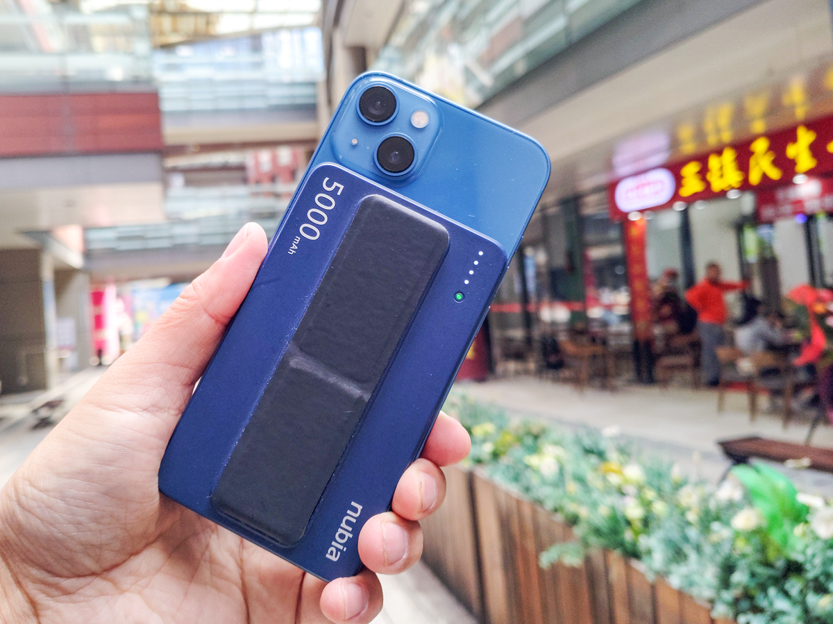 可能是你手中iPhone 13的最佳伴侣，努比亚磁吸无线充电宝使用简评