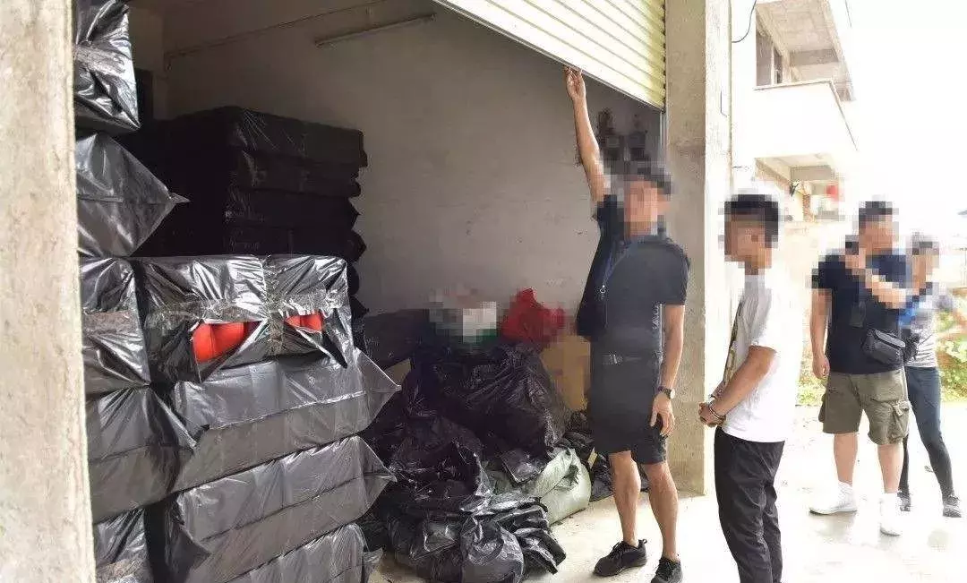 别贪便宜！特大制售假机油窝点被端，真假机油傻傻分不清楚