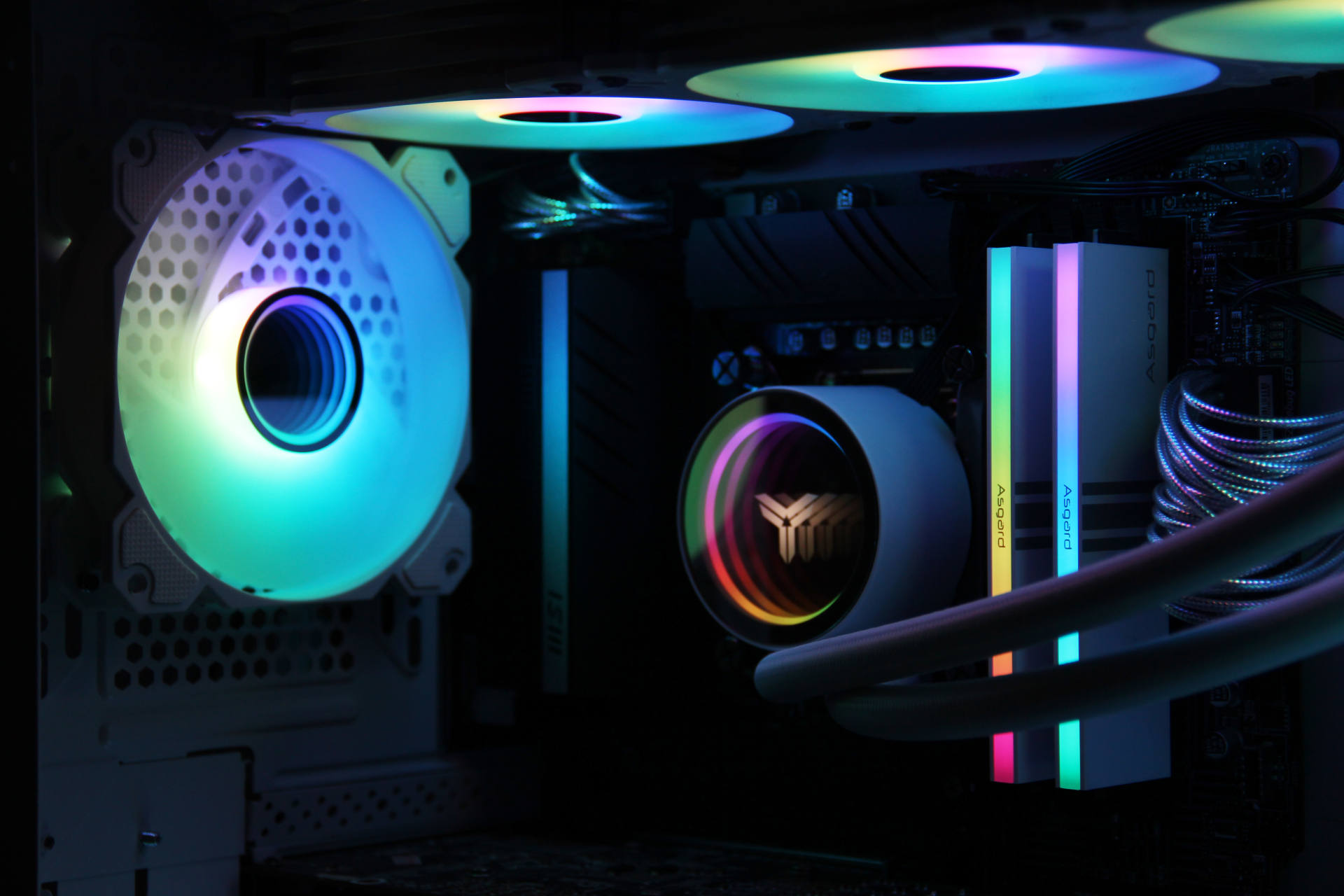 圣洁白机箱怎能缺少白内存？阿斯加特女武神指明方向