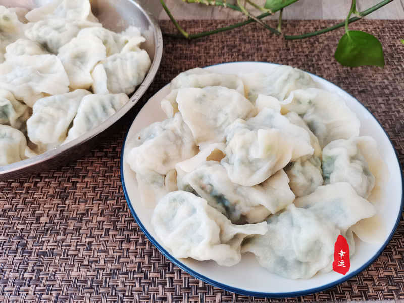 薄皮大馅的三鲜馅饺子，咬一口就能吃到虾仁，口感鲜香好解馋